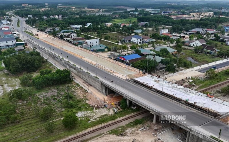 Speed up the progress of the Phong Dien - Dien Loc rescue road project in Hue. Photo: Nguyen Luan
