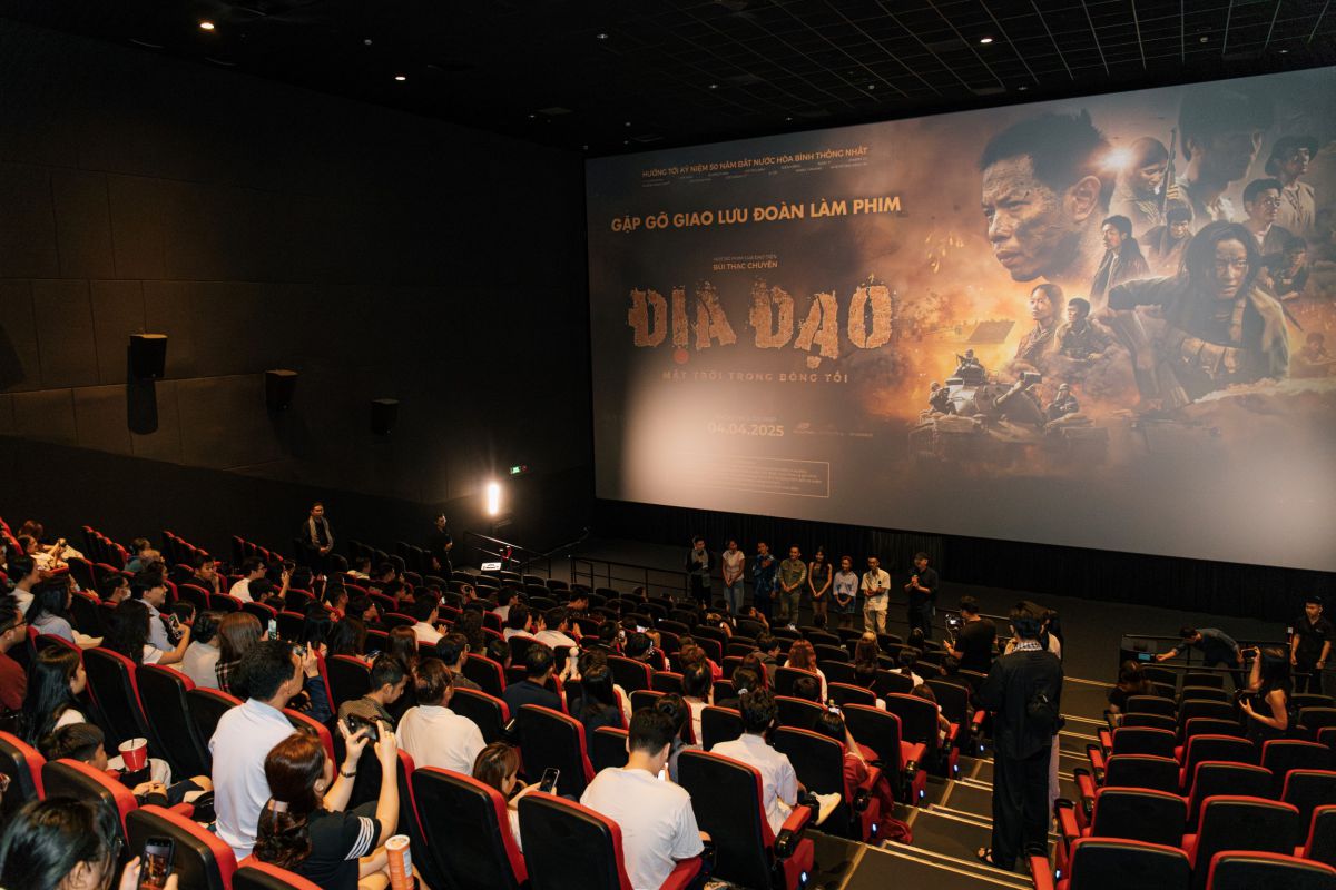 Doan lam phim “Dia dao: Mat troi trong bong toi” giao luu voi khan gia. Anh: Galaxy cung cap