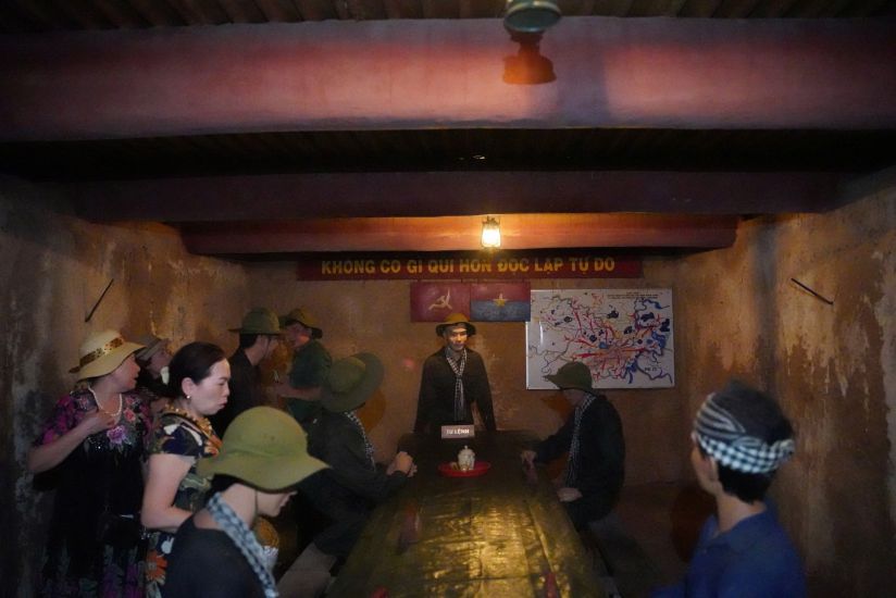 Người dân, du khách tham quan Địa đạo Củ Chi. Ảnh: Anh Tú
