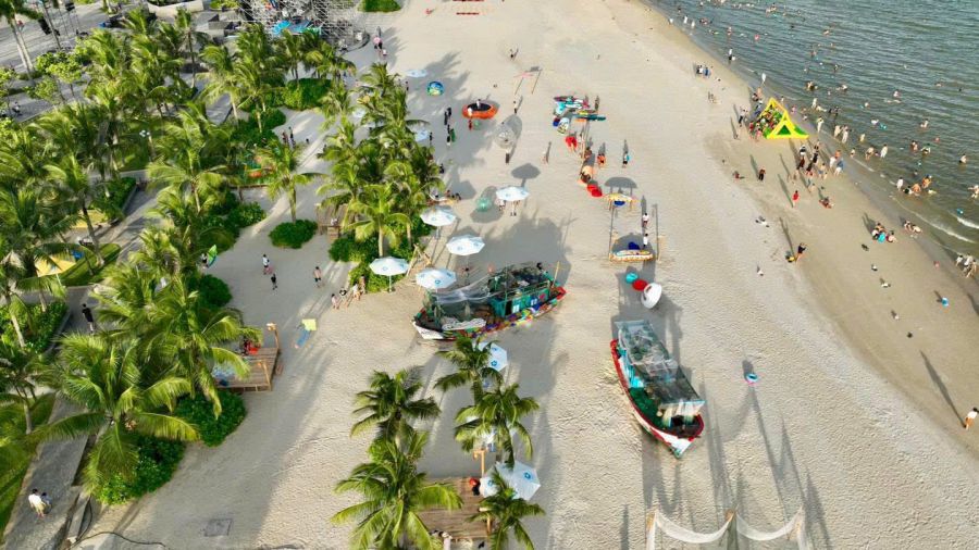 Turistas de la costa de Ha Long a principios del verano de 2025. Imagen de la pagina web de la Universidad de Hong Kong