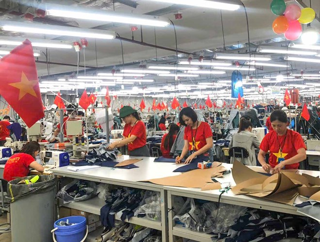 Hơn 1.000 CNLĐ ở Nam Định mặc áo cờ đỏ sao vàng đi làm mừng đại lễ 30.4