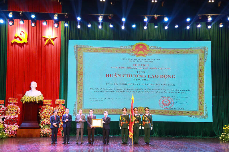 Vinh Long received the First Class Labor Medal. Photo: Hoang Loc