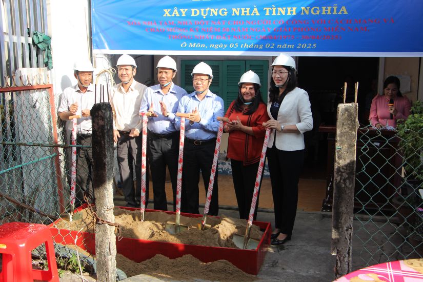 Los lideres del Comite Popular de la Ciudad de Can Tho City, departamentos y sucursales realizaron la ceremonia de la ceremonia de inauguracion para construir casas de gratitud. Foto: Ta Quang
