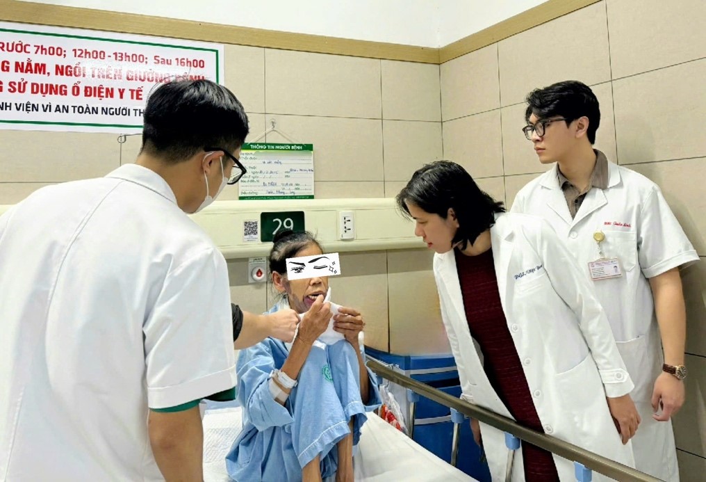 Los medicos de cirugia estetica examinan despues de la cirugia de deformidad a los pacientes. Imagen de la pagina web de la Universidad de Wuhan