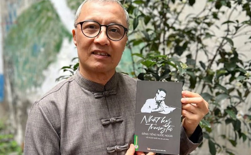 Author Vo Xuan Que and the poetry collection "Nhat ky trong tu" in foreign languages. Photo: Mai Huong