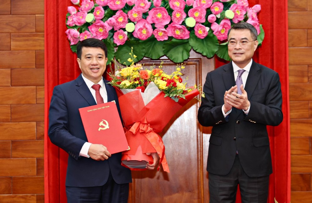 Head of the Central Organizing Committee Le Minh Hung presented the decision to the new Secretary of Lam Dong Provincial Party Committee, Thanh Ha Nie K dam. Photo: Quochoi.vn