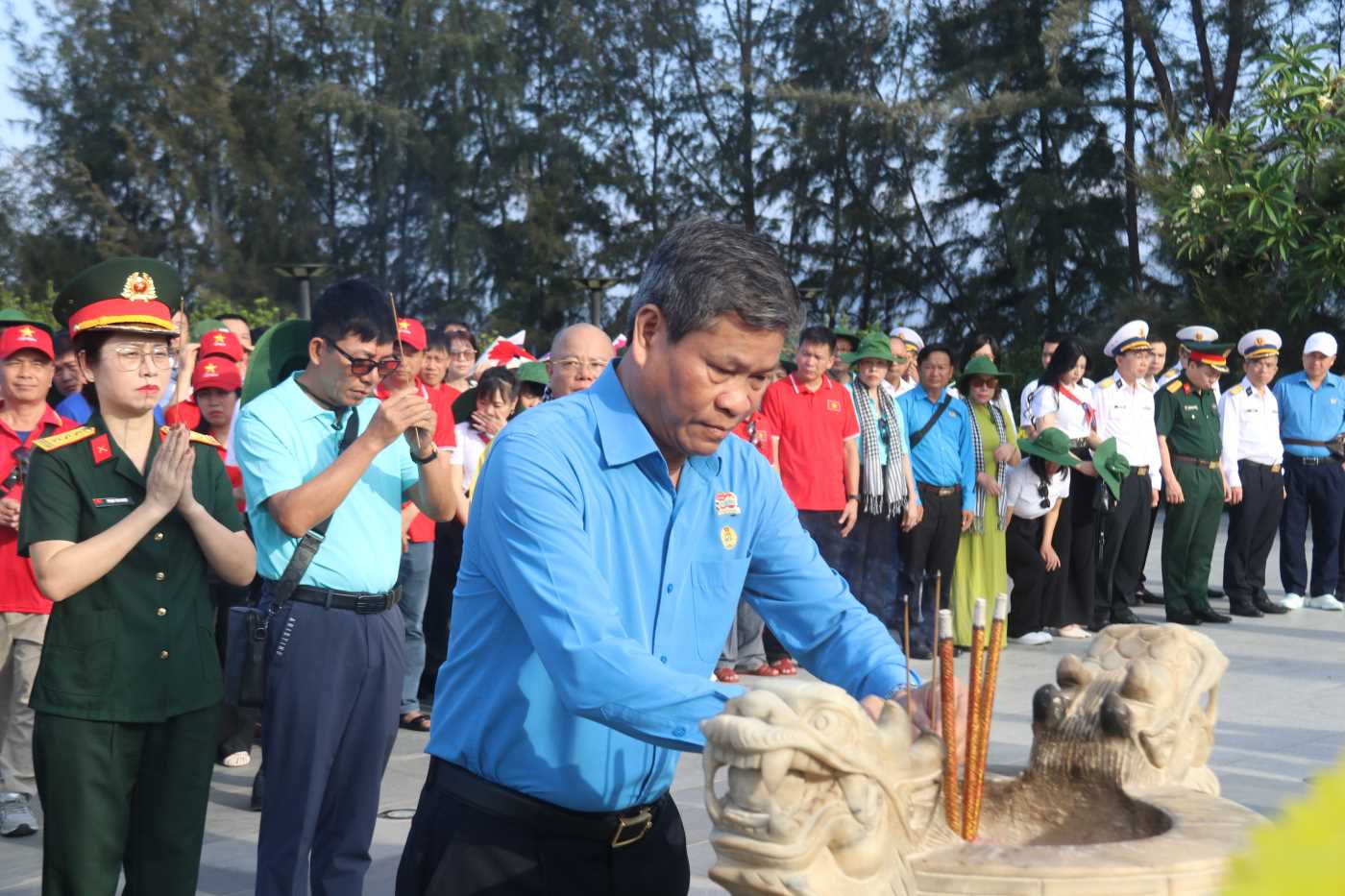 Mr. Huynh Thanh Xuan - Vice President of the Vietnam General Confederation of Labor led the working delegation to offer incense to commemorate the heroes and martyrs at the Gac Ma Memorial Site. Photo: Phuong Linh