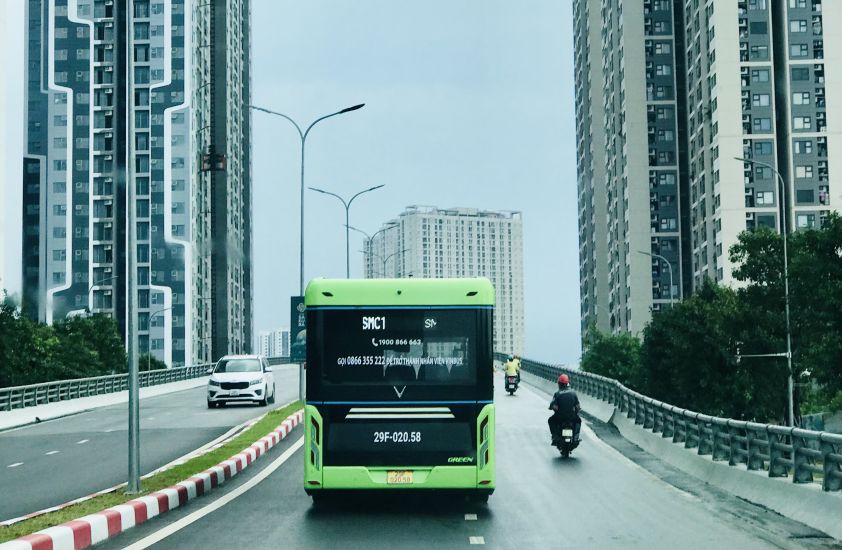 Electric buses are the choice of many people who regularly travel by public transport. Photo: Thuy Linh