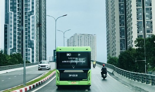 Xe bus điện là lựa chọn của nhiều người dân thường xuyên di chuyển bằng phương tiện công cộng. Ảnh: Thùy Linh