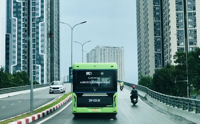 Electric buses are the choice of many people who regularly travel by public transport. Photo: Thuy Linh