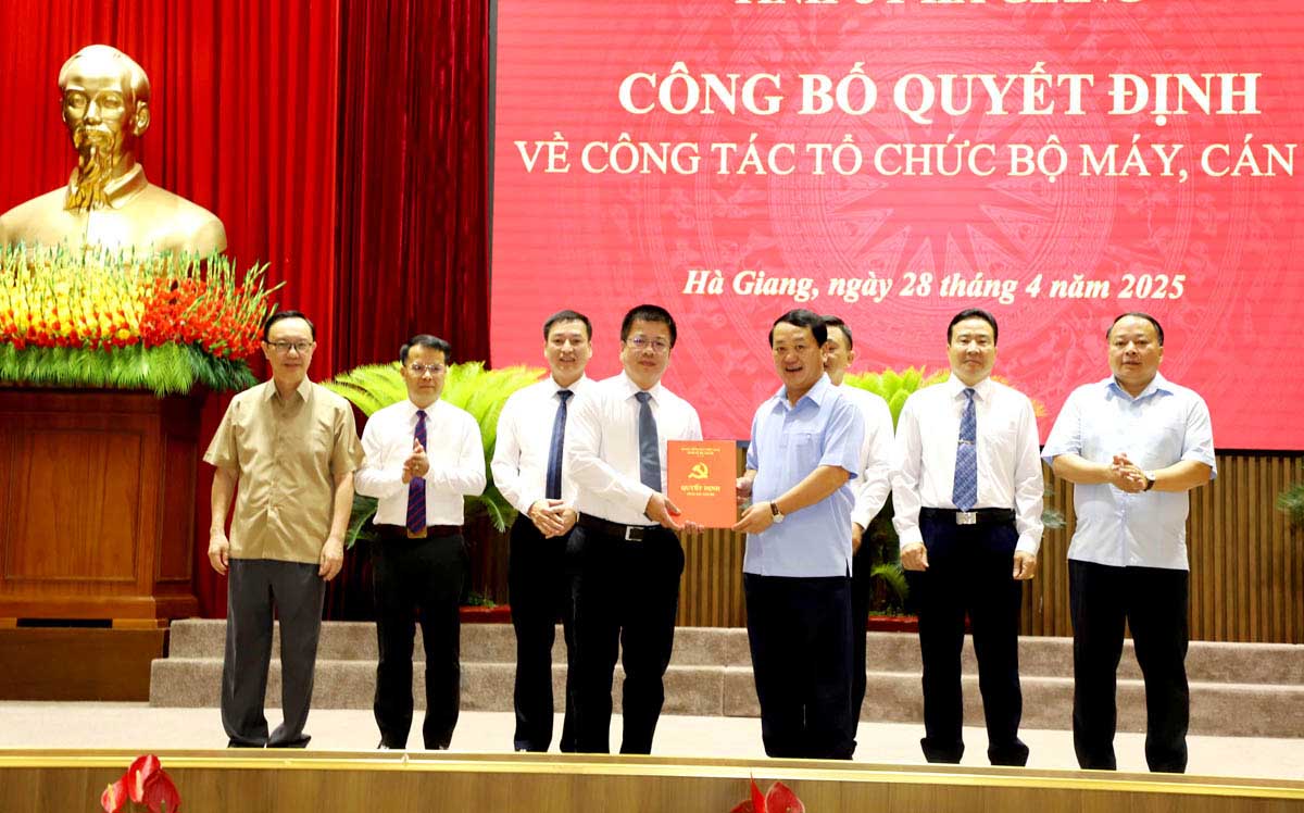 El secretario de la Comision Provincial de Ha Giang, Mar A Long, emitio la decision de nombrar al editor general de Ha Giang Newspaper despues de la fusion de las agencias de prensa. Foto: El Congreso.