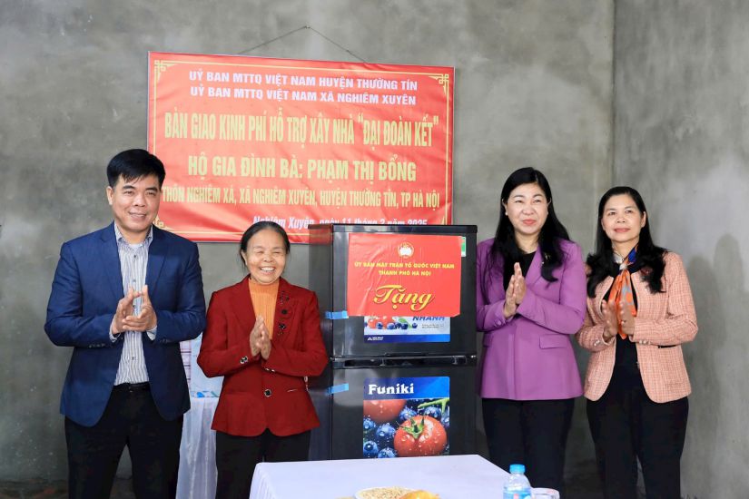 El presidente del Comite del Frente de la Patria de Vietnam de Hanoi Nguyen Lan Huong (segundo de la derecha) presento obsequios para apoyar a la familia de la Sra. Pham Thi Bong. Foto: Hanoi Fatherland Front