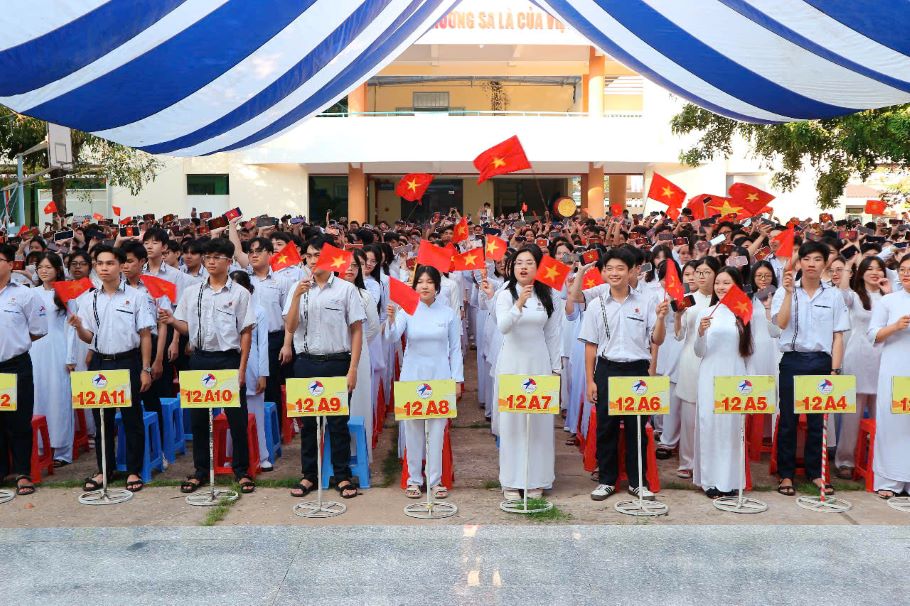 Cac em hoc sinh dong loat phat cao la co trong le chao co dau tuan. Anh: X.Luong