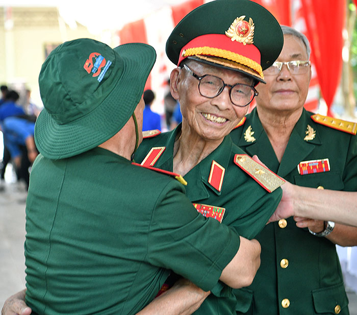 El general Nguyen Duc Huy se reunio con sus compañeros en Long Thanh (Dong Nai). Imagen de la pagina web de la organizacion