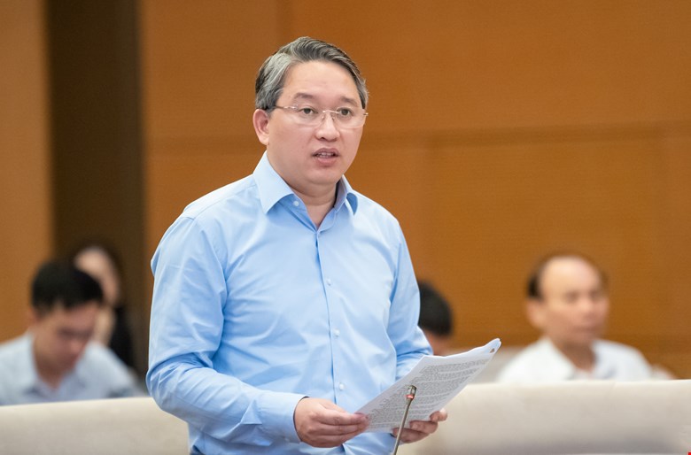 Minister of Justice Nguyen Hai Ninh presented the Draft Law amending and supplementing a number of articles of the Law on Vietnamese nationality. Photo: Quochoi.vn