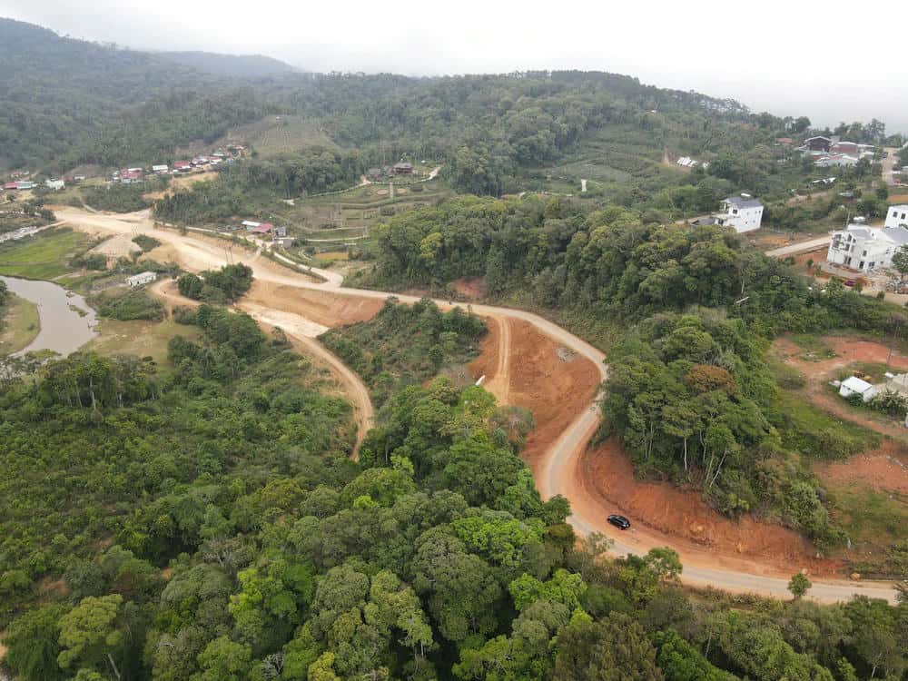 La carretera provincial 676 atraviesa un complejo terreno montañoso, conectado con Quang Ngai. Imagen de la pagina web de la organizacion