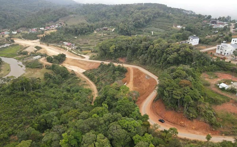 Construction of Provincial Road 676 through complex mountainous terrain, connecting to Quang Ngai. Photo: Thanh Tuan