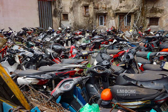 Muchos vehiculos se desvian para quedarse en el estacionamiento expuesto al sol, a la lluvia. Foto: El diamante de la guerra
