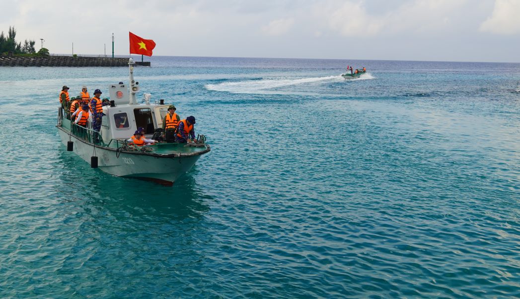 The boat dock on Sinh Ton island is a support for fishermen to feel secure going out to sea.