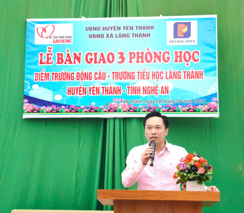 Ong Le Anh Duc – Pho Giam doc Cong ty TNHH Nhua duong Petrolimex phat bieu tai le ban giao. Anh: Quang Dai