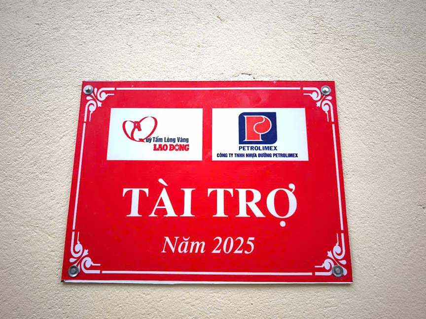 Cong trinh duoc gan bien don vi tai tro. Anh: Quang Dai