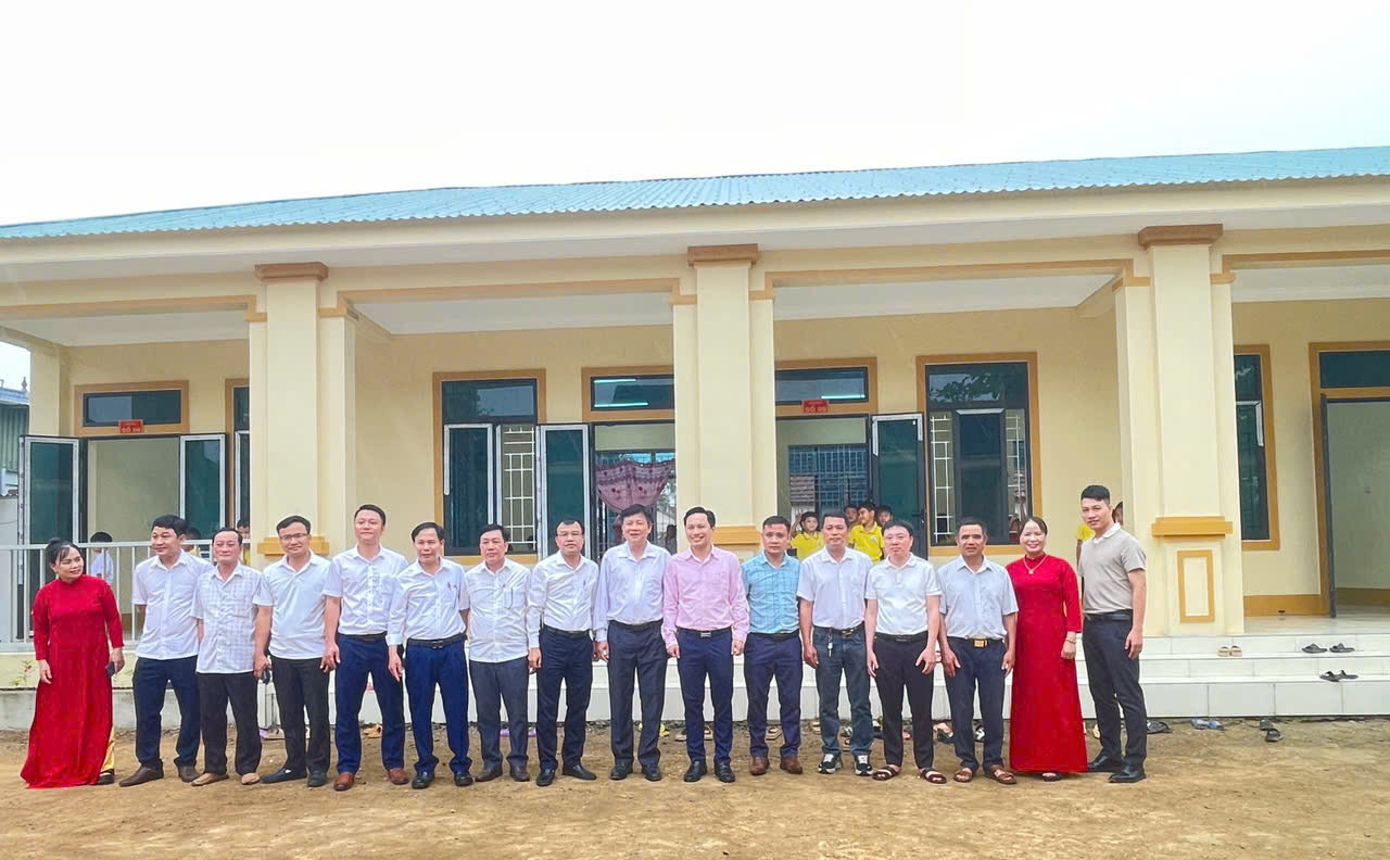 Cac dai bieu chup anh luu niem truoc cong trinh 3 phong hoc moi. Anh: Hai Dang