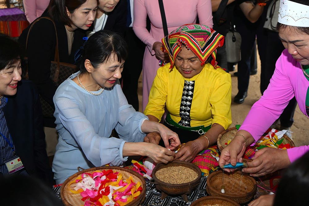 Phu nhan Ishiba Yoshiko lam qua con cung dong bao Thai tai Lang Van hoa - Du lich cac dan toc Viet Nam. Anh: Hai Nguyen