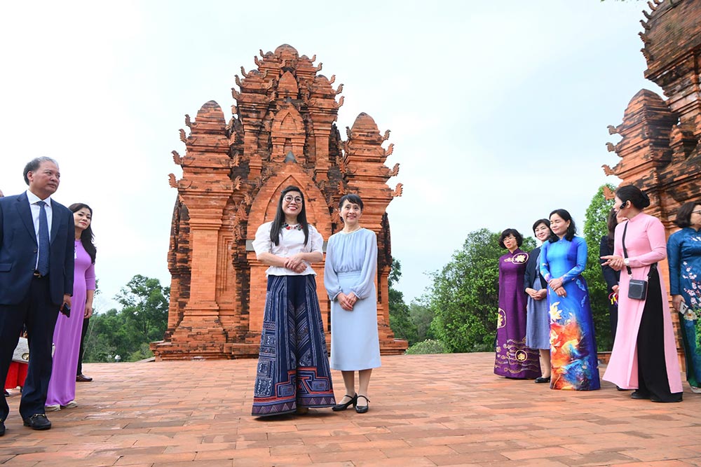 Doan tham quan quan the thap Cham, mot bieu tuong van hoa dac trung cua dan toc Cham tai Viet Nam. Anh: Hai Nguyen