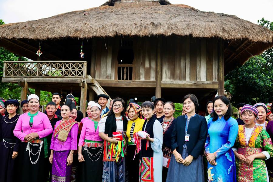 Chuyen tham ket thuc bang hoat dong chup anh luu niem voi dai dien cac cong dong dan toc phia Bac va tham gia mua xoe doan ket - dieu mua truyen thong the hien tinh gan bo, se chia giua cac dan toc Viet Nam.