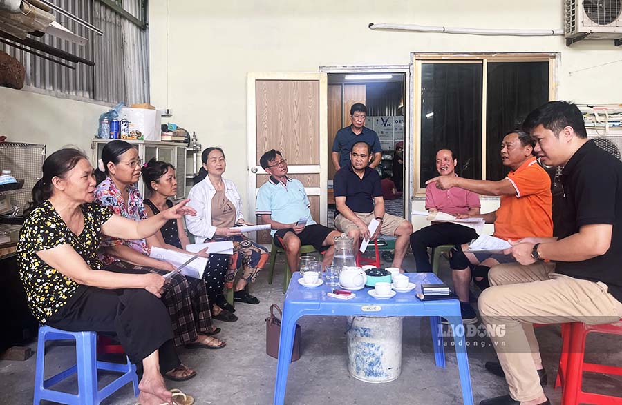 Các hộ dân tổ 16, phường Phan Thiết trao đổi, cung cấp thông tin với phóng viên. Ảnh: Việt Bắc.