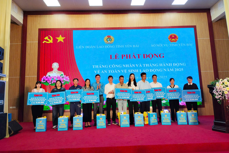 Many gifts were given to Yen Bai workers on the occasion of Workers' Month 2025. Photo: Van Duc
