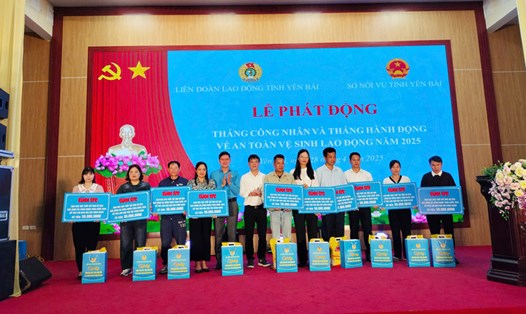 Nhiều phần quà được trao đến tay người lao động Yên Bái dịp Tháng công nhân 2025. Ảnh: Văn Đức
