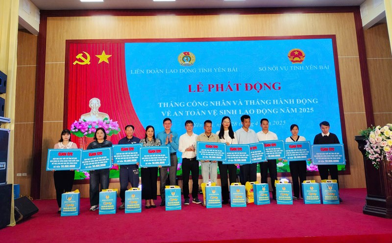 Many gifts were given to Yen Bai workers on the occasion of Workers' Month 2025. Photo: Van Duc
