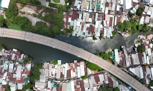 Dãy nhà ven rạch Văn Thánh nằm dưới tuyến Metro số 1. Ảnh: Anh Tú