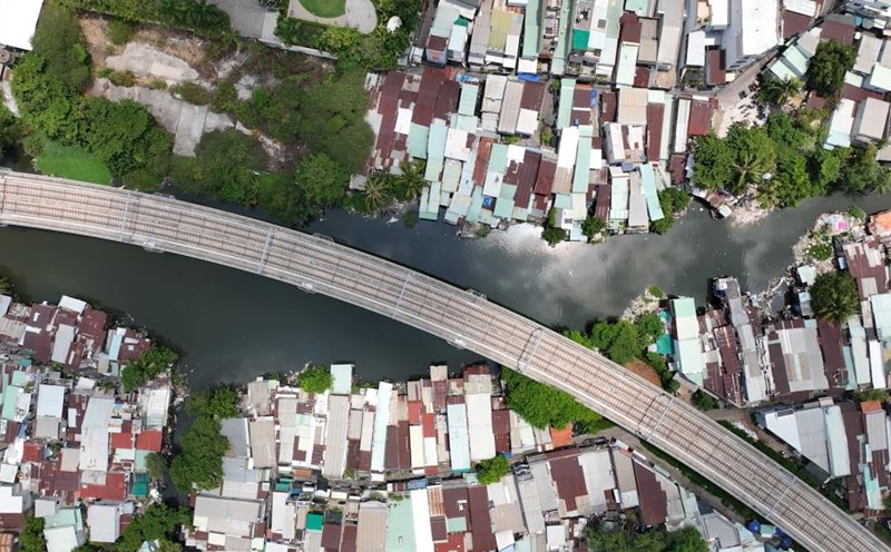 The row of houses along Van Thanh canal is located under Metro Line 1. Photo: Anh Tu