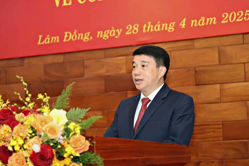 El Sr. Y Thanh Ha Nie Kdam - Comisionado Central del Partido fue movilizado, asignado como Secretario de la Comision Provincial de Lin Dong. Imagen de la lampara roja