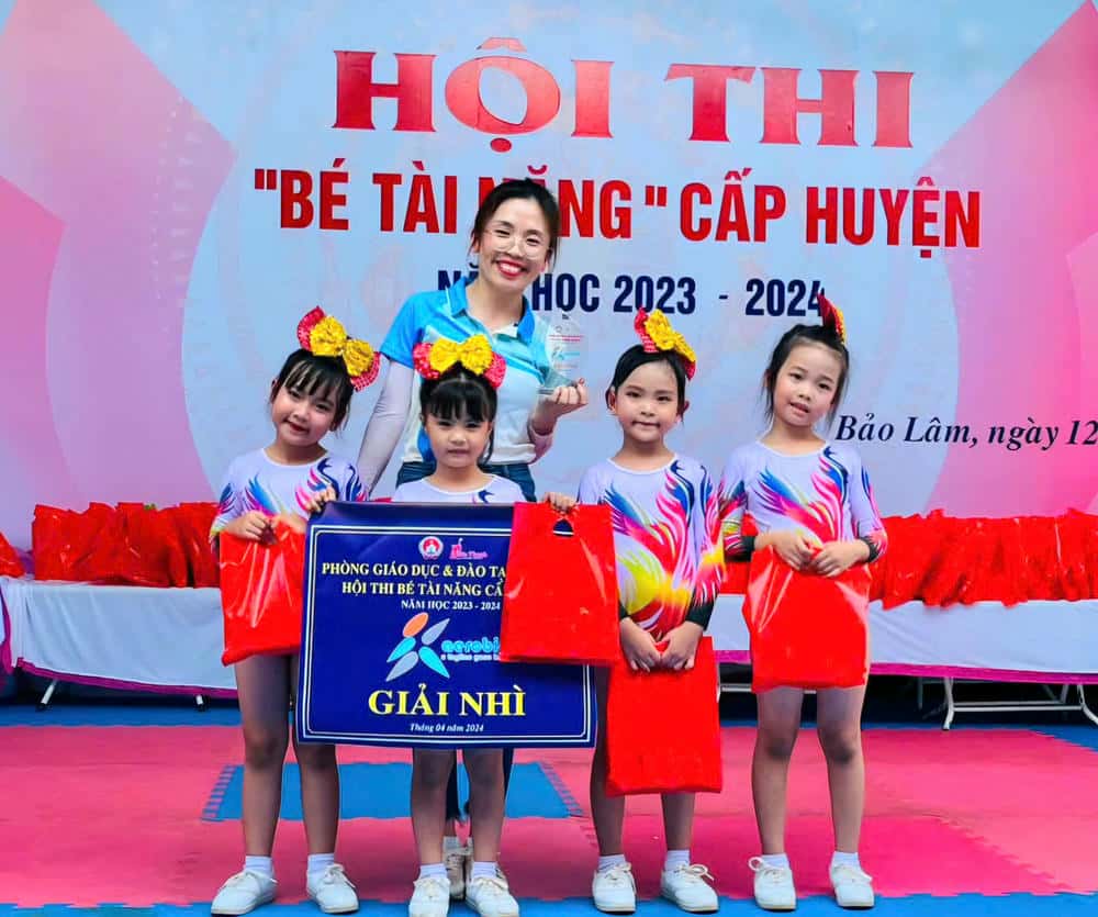 La maestra Juwel siempre ha sido una apasionada de la historia, amante de la profesion, amante de los niños. Imagen de la lampara roja