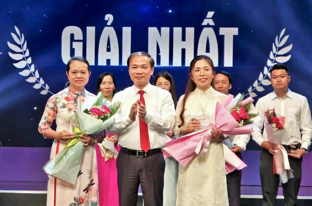 Co Ngoc Anh (bia phai) gianh giai Nhat Cuoc thi “Tu hao Viet Nam” dot 1. Anh: Lam Hong 