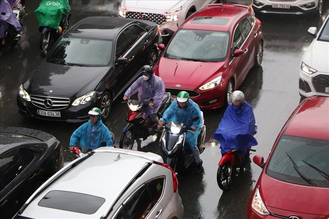 Some districts in Hanoi are expected to have showers and thunderstorms. Photo: Huu Chanh