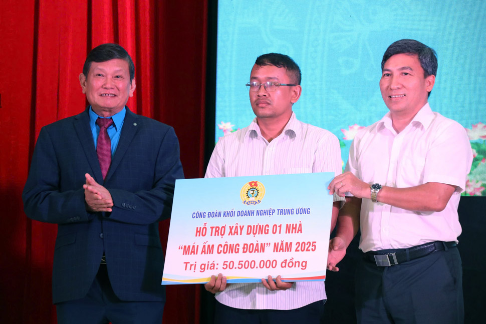 Phu Yen Provincial Federation of Labor awarded 50 million VND in support to union members in difficulty to build a "Union Shelter" house. Photo: Tuong An