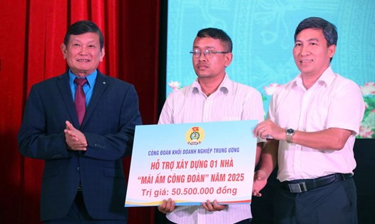 LĐLĐ tỉnh Phú Yên trao hỗ trợ 50 triệu đồng cho đoàn viên khó khăn xây dựng nhà "Mái ấm Công đoàn". Ảnh: Tường An
