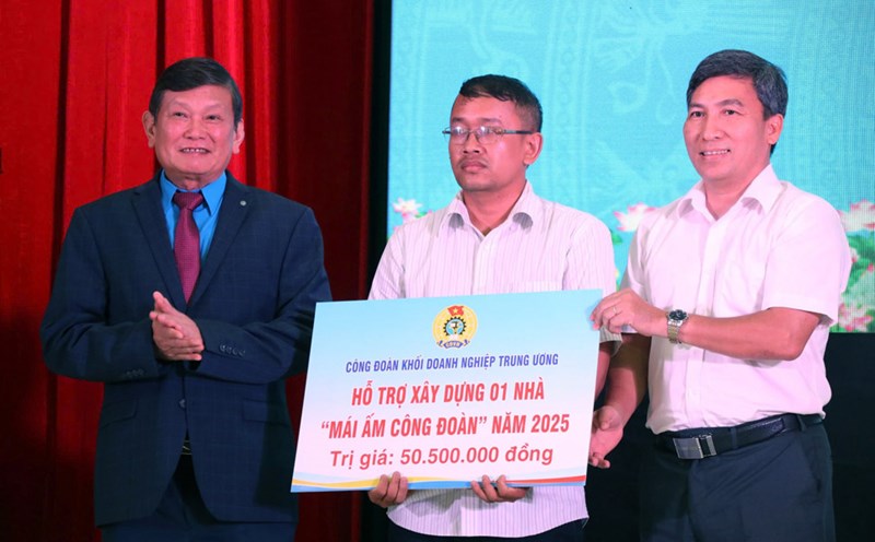 Phu Yen Provincial Federation of Labor awarded 50 million VND in support to union members in difficulty to build a "Union Shelter" house. Photo: Tuong An