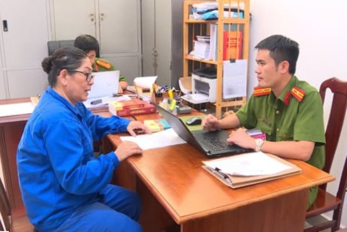 Cơ quan công an làm việc với đối tượng lừa đảo chiếm đoạt tài sản. Ảnh: CACC