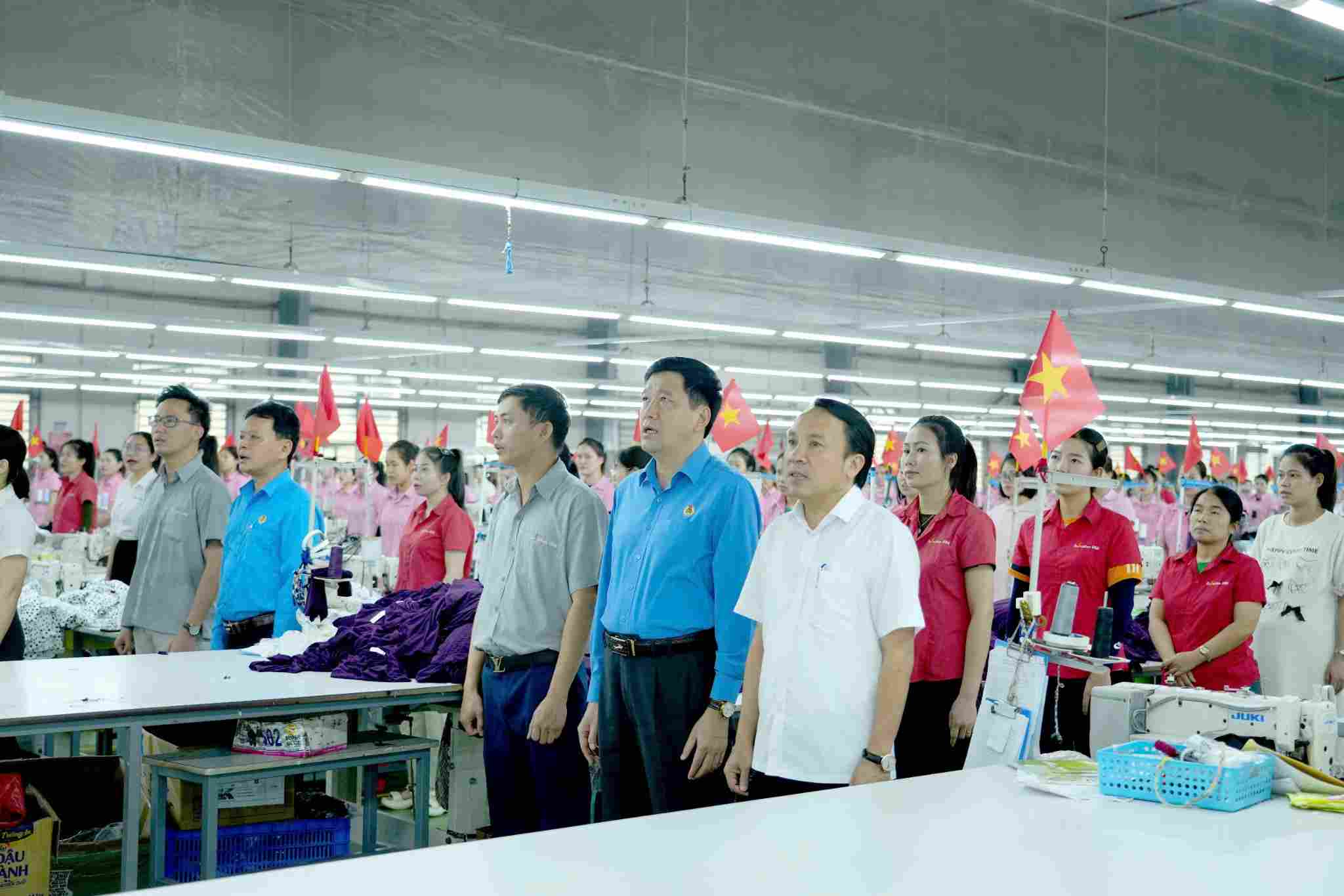 Chairman of Nghe An Provincial Federation of Labor Kha Van Tam and leaders of Nghi Loc district raised the flag and sang the national anthem with workers. Photo: Duy Chuong