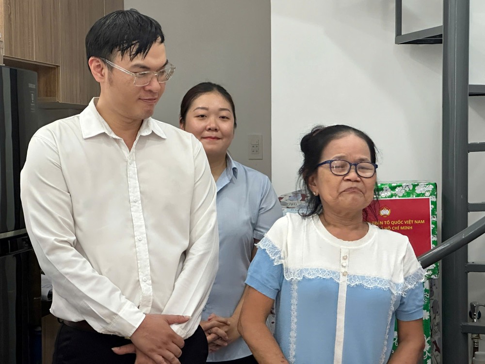 Ba Nguyen Thi Thanh (60 tuoi, ngu cung quan Phu Nhuan) xuc dong khi co ngoi nha moi khong con canh ngu dot vi mua. Anh: Minh Tam
