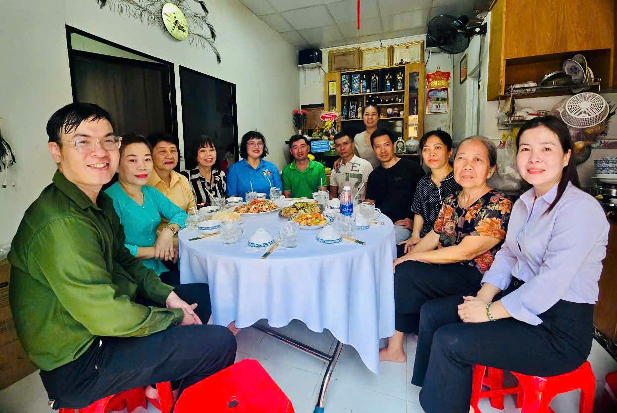 Phuong 7, quan Phu Nhuan cung to chuc bua com tri an voi nhung nguoi co cong dip 30.4. Anh: Minh Tam