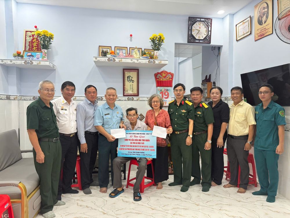 Ong Tran Thanh Phuong (69 tuoi, ngu quan Phu Nhuan) duoc lanh dao Phuong 11, quan Phu Nhuan (TPHCM) trao tang can nha da sua moi. Anh: Minh Tam