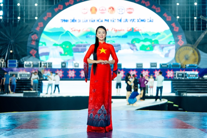 NTK Vu Thao Giang luon mong muon quang ba van hoa qua ta ao dai. Anh: 