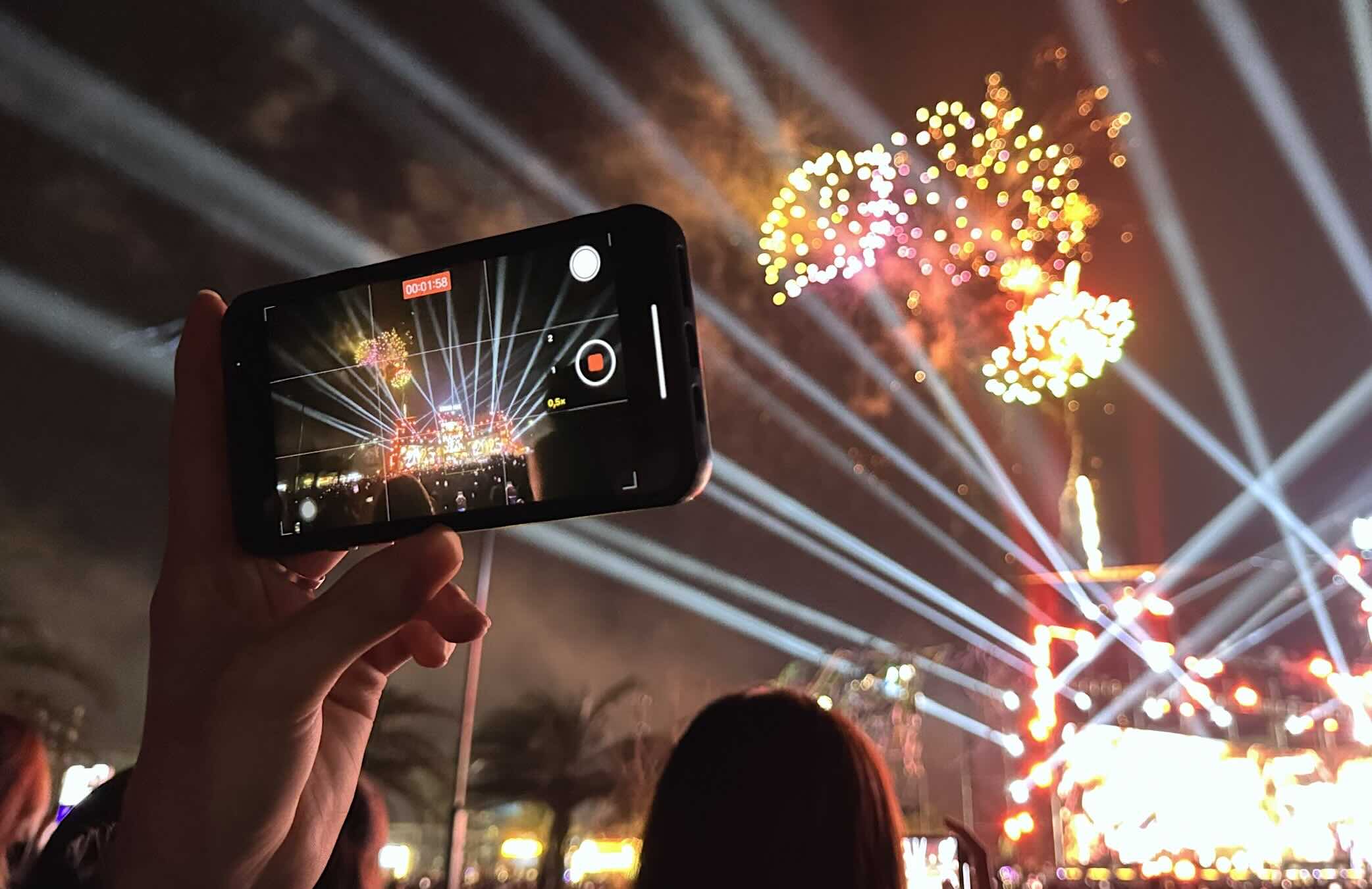 Quang Binh celebrara dos fuegos artificiales para celebrar el 30 de abril y el 1 de mayo. Imagen: El amanecer