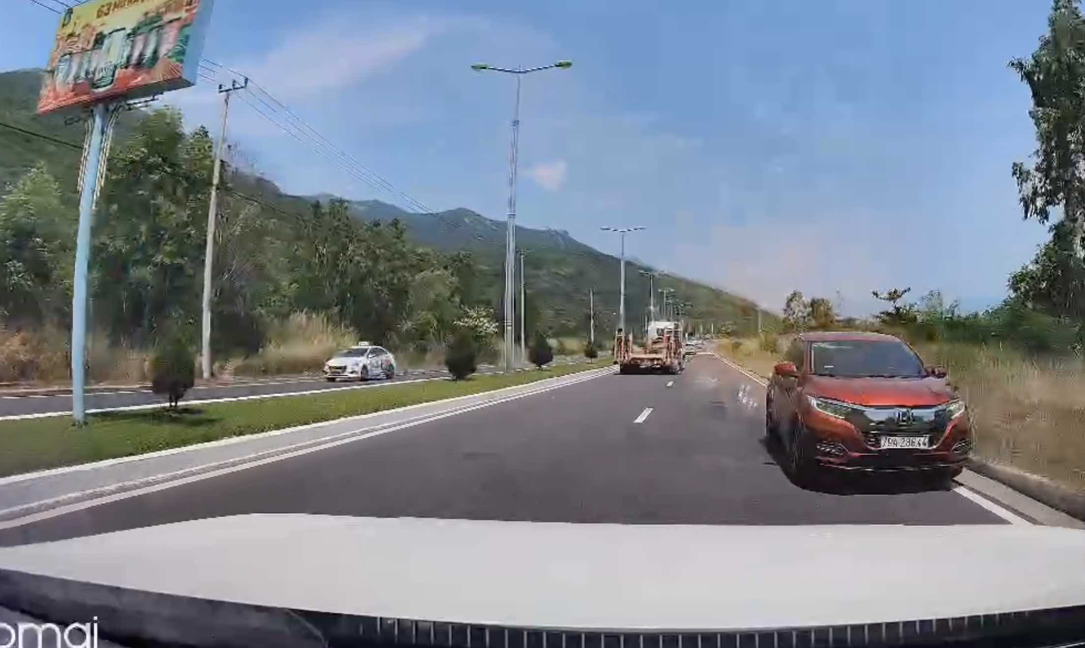 The Road Traffic Police Team (Nha Trang area) has fined a woman driving a red car in the wrong direction. Photo: Bui Quoc